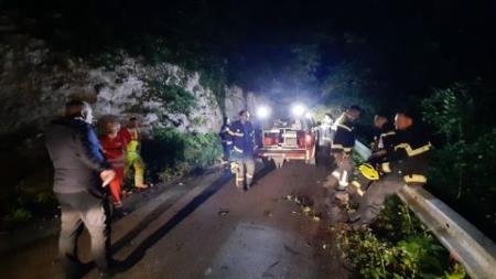 Veter podiral drevesa in odkrival strehe 4